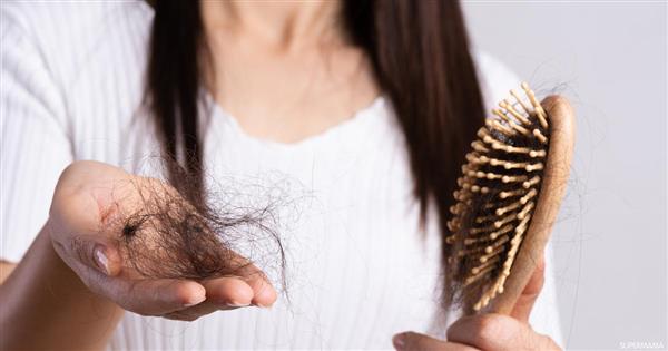 أسباب متعددة لتساقط الشعر لدى النساء