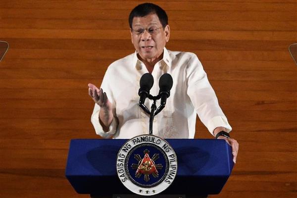 الرئيس الفلبيني يأمر بتخفيف القيود المفروضة على دخول السياح الأجانب
