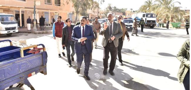 محافظ مطروح يتفقد أعمال  التطوير والتنسيق الحضارى لميدان السوق بمدينة سيوة