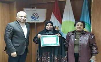 رئيس مياه البحيرة يكرم عاملات النظافة احتفالا باليوم العالمي للمرأة