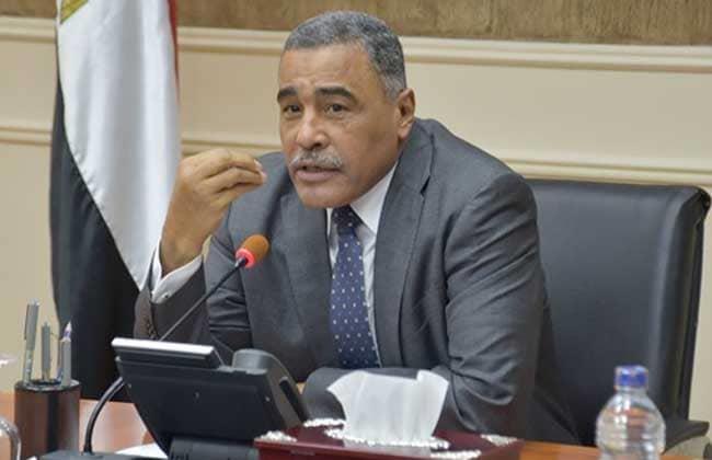 محافظ مطروح يسلِّم عقود 70 فدانًا بسيوة للشباب ضمن مشروع الـ100 فدان