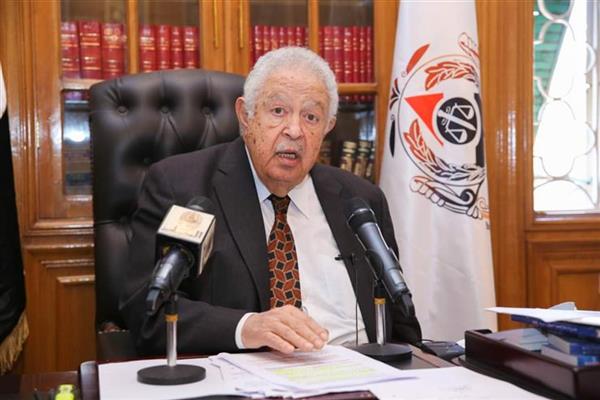 من يتولي منصب نقيب المحامين بعد وفاة رجائي عطية ؟