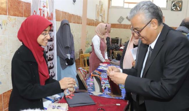 «غرباوي» يفتتح مبادرة «اصرف على نفسك» بكلية التربية النوعية بقنا