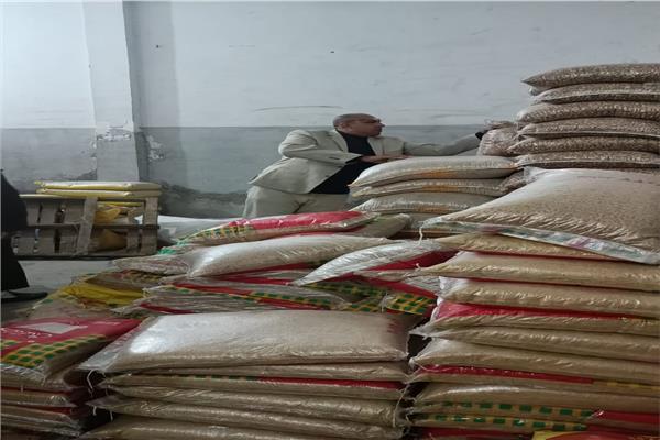 ضبط مواد غذائية مجهولة المصدر بأحد المخازن في غرب الإسكندرية