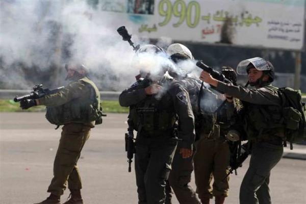 إصابة عشرات الفلسطينيين باختناق فى مواجهات مع قوات الاحتلال بنابلس