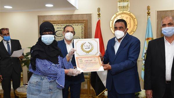 محافظ مطروح يكرم الأمهات المثاليات 