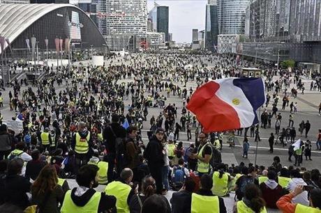 "السترات الصفراء" يتظاهرون في باريس احتجاجًا على ارتفاع الأسعار