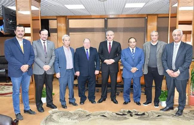 رئيس جامعة قناة السويس يستقبل وفد الاتحاد المصري لتنس الطاولة 