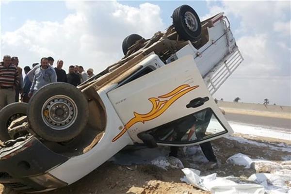 إصابة شخصين في حادث انقلاب سيارة ربع نقل بـ«فايد الصحراوي»