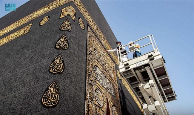 رئاسة شؤون الحرمين تنفذ الصيانة الدورية لثوب الكعبة المشرفة
