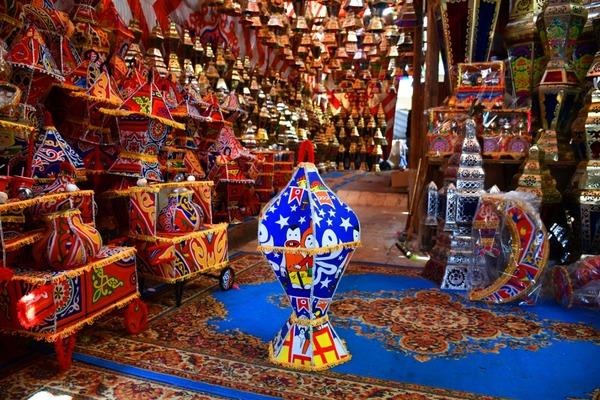 «دار المعارف» ترصد الأجواء الرمضانية بحى السيدة زينب