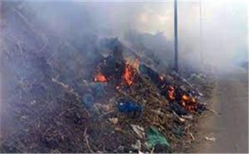  السيطرة على حريق محدود فى مخلفات وقمامة بجوار سور مدرسة بمدينة إسنا