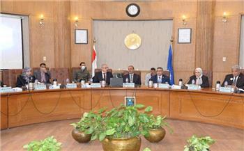   مجلس جامعة القناة يُهدى درعا لمحافظ الإسماعيلية