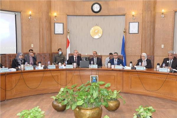 مجلس جامعة القناة يُهدى درعا لمحافظ الإسماعيلية