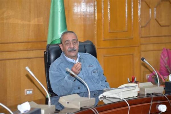 محافظ الإسماعيلية يناقش خطة انشاء الطرق والرصف بالمحافظة