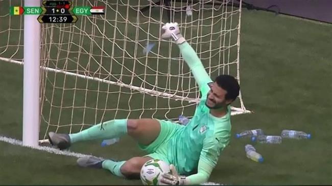 بزجاجات المياه.. الجماهير السنغالية تعتدي على محمد الشناوي أثناء المباراة