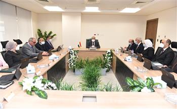   وزير الإنتاج الحربى يعقد أول اجتماع بمقر الوزارة بالعاصمة الإدارية