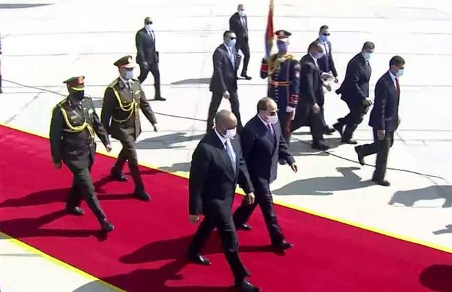 الرئيس السيسى يستقبل رئيس مجلس السيادة الانتقالى السودانى بمطار القاهرة