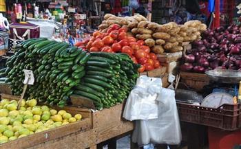   تباين أسعار الخضروات والفاكهة بسوق العبور 