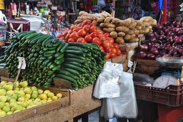 تباين أسعار الخضروات والفاكهة بسوق العبور