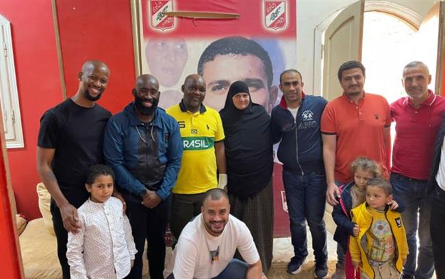 الجهاز الفني للأهلي يزور والدة الراحل محمد عبدالوهاب.. صور