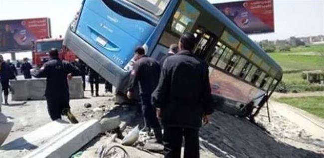 أوناش المرور ترفع حطام حادث انقلاب أتوبيس مدارس بمحور جوزيف تيتو 