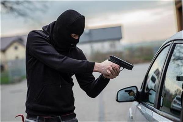 سرقة تحت تهديد السلاح على سيارة بالقليوبية وإصابة السائق
