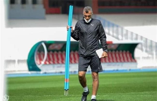 نبيه يعقد اجتماع مع اللاعبي قبل المران ويشيد بالروح القتاليه أمام فيوتشر بالدوري