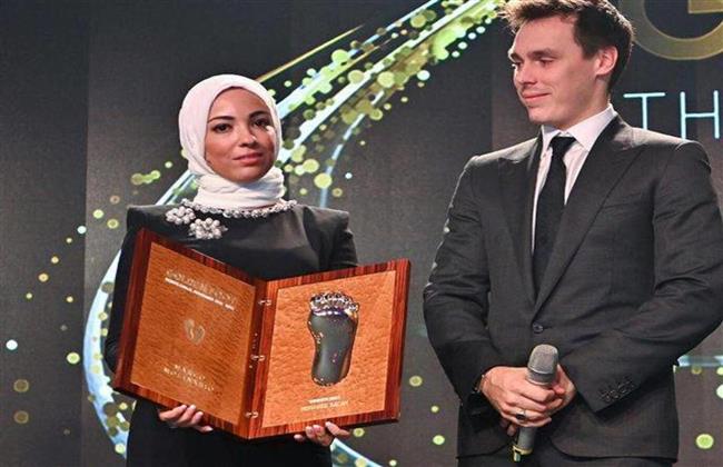سر استلام زوجة محمد صلاح جائزة القدم الذهبية رغم وجوده