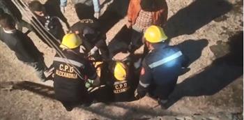   الحماية المدنية تنقذ فتاة سقطت من أعلى أحد الأسوار بالإسكندرية