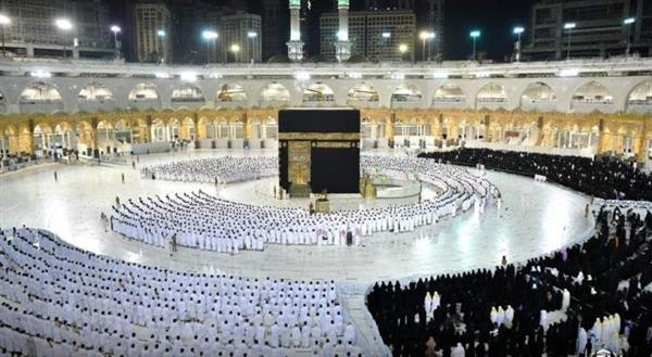 المصلون يؤدون صلاة الفجر بالمسجد الحرام دون «تباعد جسدي»