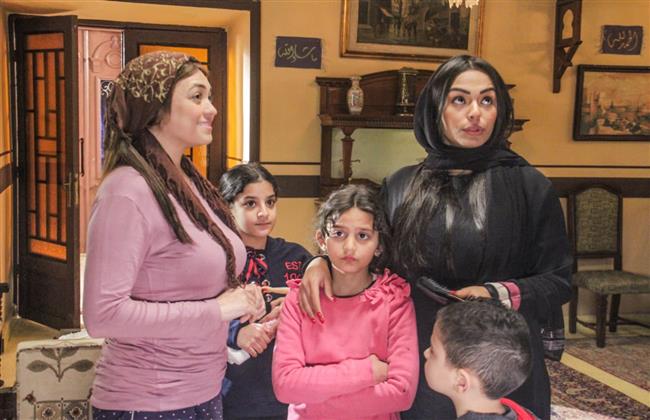 الصور الأولى من مسلسل «عالم تانى»