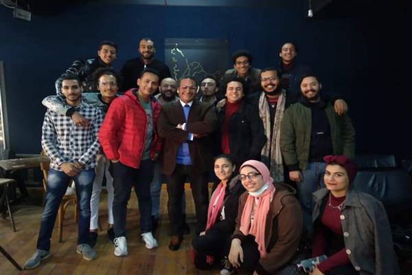 «مصطفى عوض» يدرس مادة تصميم الأفيش للعام الثانى بجامعة الأسكندرية