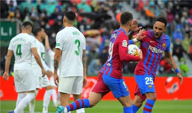 بثنائية أمام إلتشي.. برشلونة يواصل صحوته ويقفز للمركز الثالث بـ«الليجا»