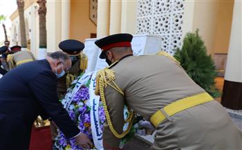   محافظ القاهرة يضع إكليلًا من الزهور على مقابر شهداء المنطقة العسكرية