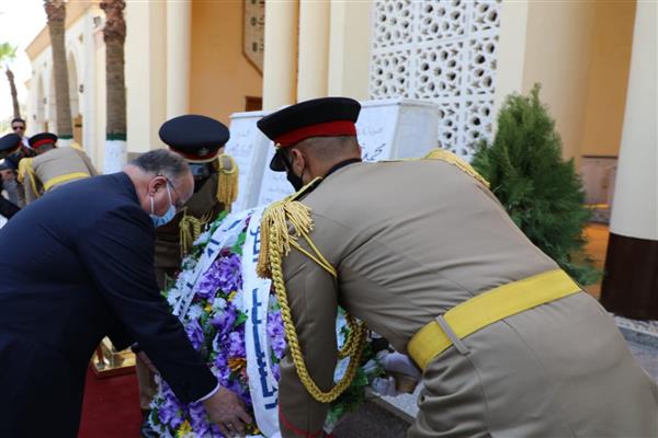 محافظ القاهرة يضع إكليلًا من الزهور على مقابر شهداء المنطقة العسكرية
