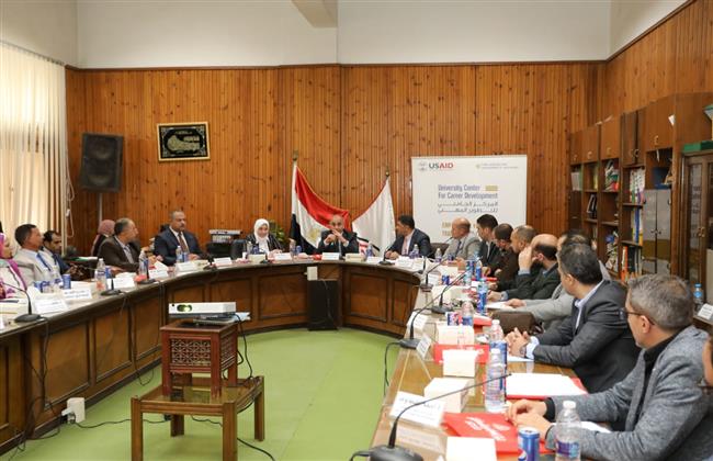 رئيس جامعة الزقازيق يشهد فعاليات المائدة المستديرة لمناقشة إحتياجات ومتطلبات سوق العمل
