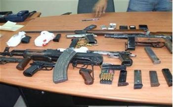 ضبط 11 قطعة سلاح و3 كيلو حشيش بحوزة 3 أشخاص في ملوي بالمنيا