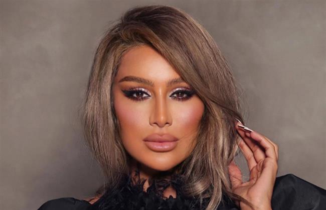 مايا دياب تحتفل باليوم العالمي للمرأة بفستان إلهة اغريقي