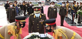   الرئيس السيسي ينيب وزير الدفاع لوضع إكليل الزهور على النصب التذكاري لشهداء القوات المسلحة