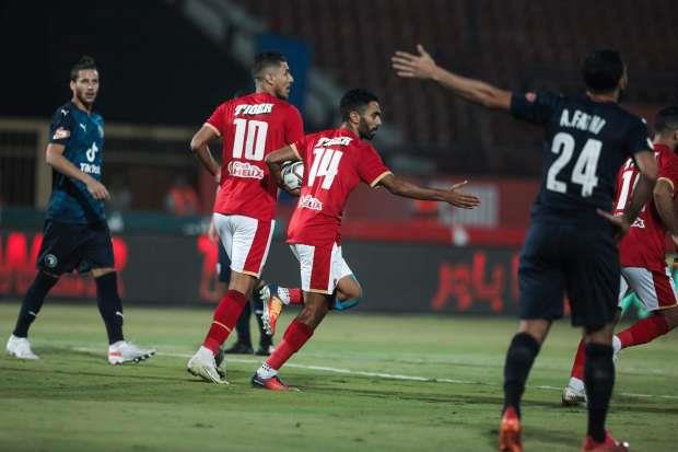 تعرّف على معلقى مباراة الأهلى وبيراميدز 