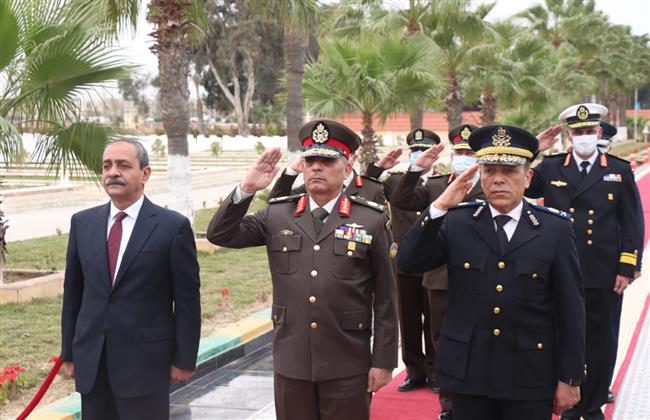 محافظ الإسماعيلية يضع إكليلا من الزهور على النصب التذكاري لشهداء الجيش الثاني الميداني