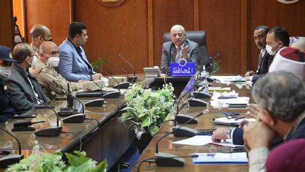 محافظ السويس يشدد على تخفيض الأسعار وتوفير السلع والمواد الغذائية
