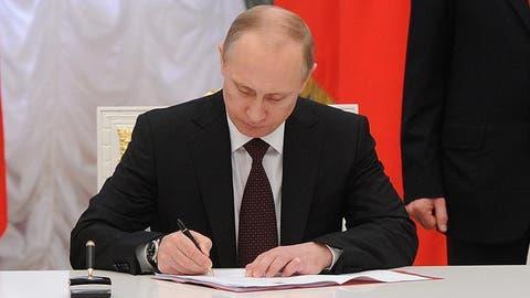 بوتين يوقع مرسومًا يحظر أو يقيد صادرات وواردات بعض المنتجات والمواد الخام من وإلى روسيا