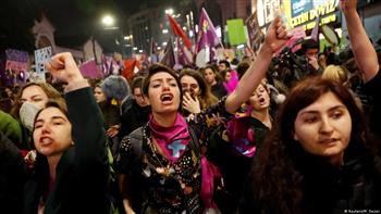   الشرطة التركية تطلق الغاز على متظاهرين لمنع مسيرة بإسطنبول بمناسبة يوم المرأة