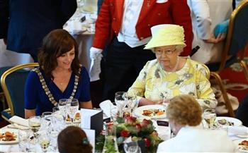  أطعمة محرمة على سفرة الملكة إليزابيث وعائلتها