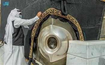   شؤون الحرمين تنفذ الصيانة الدورية للحجر الأسود استعدادا لشهر رمضان