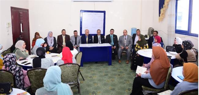 رئيس جامعة سوهاج يكرم 50 طالب بالتربية لاجتيازهم دورة فنيات التدريس لتعليم الكبار 