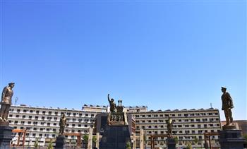   تنفيذ النصب التذكارى وتماثيل لأبطال وزعماء مصر ضمن مشروع التطوير والتجميل بأسوان 