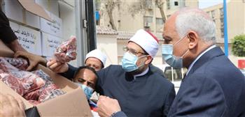   وزير الأوقاف ومحافظ الجيزة يشهدان توزيع ٤ طن لحوم صكوك إطعام
